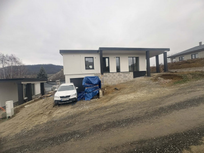 Dizajnový domček s terasou tesne pred dokončením